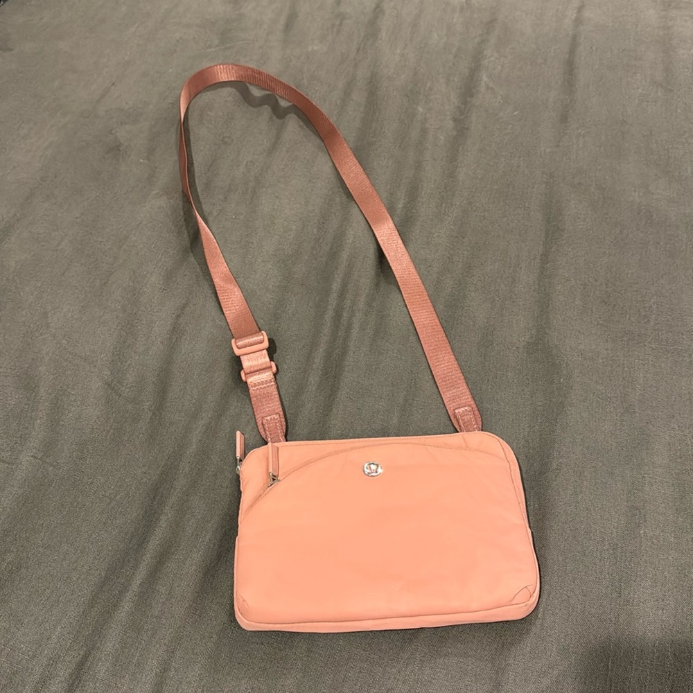 EUC Lulu🍋 City Adventurer Crossbody